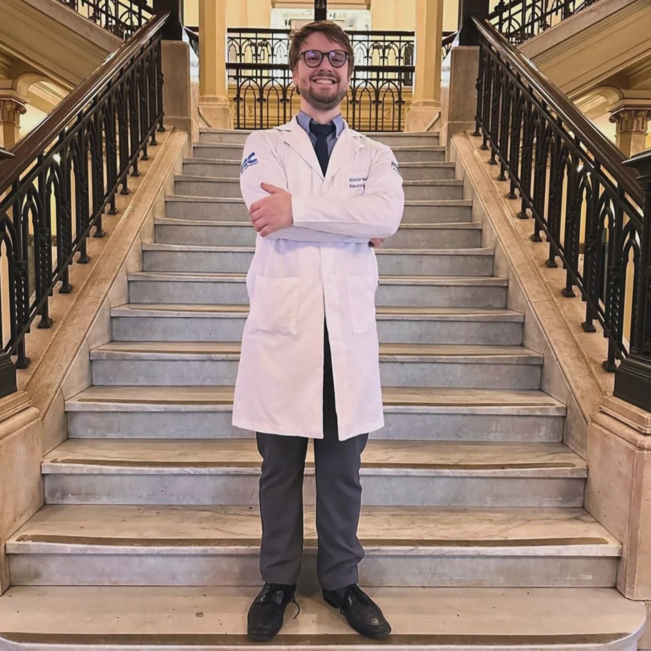 Dr. Victor Maciel, médico neurologista em São Paulo, especialista em distúrbios do movimento