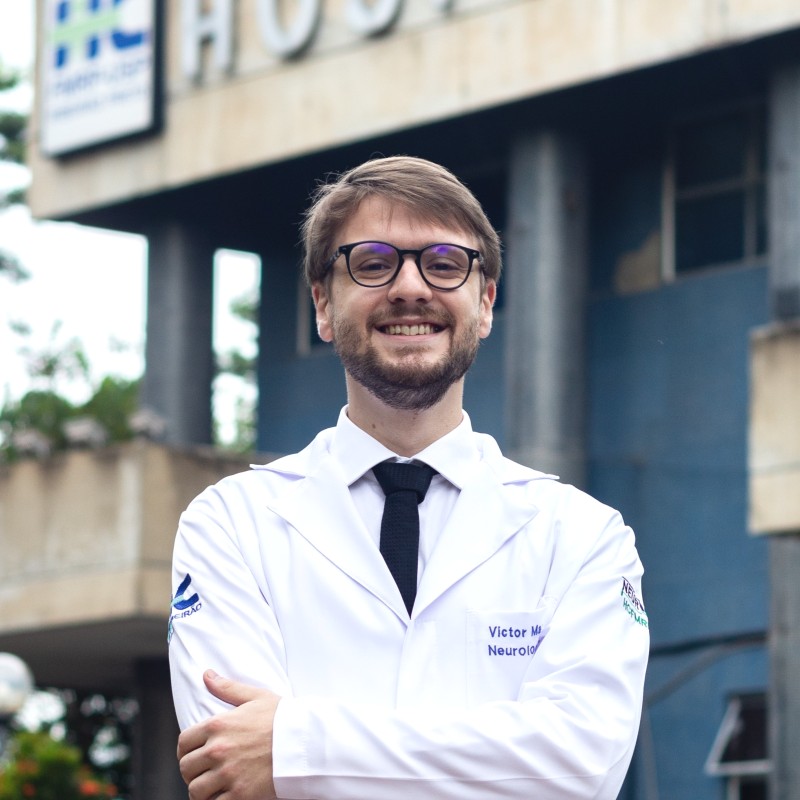 Dr. Victor Maciel, médico neurologista, em frente ao Hospital Samaritano Higienópolis